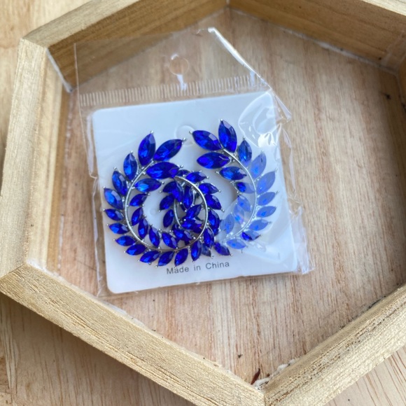 HOOP  EARRIINGS - Picture 2 of 2